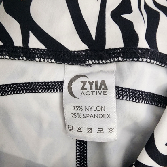 Zyia Active Black and White Animal Print Light N Tight Pocket Legging Womens 6-8 - Picture 6 of 6